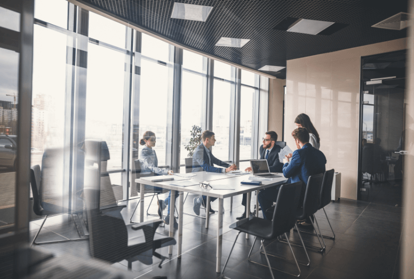 Managementteam in overleg aan een vergadertafel
